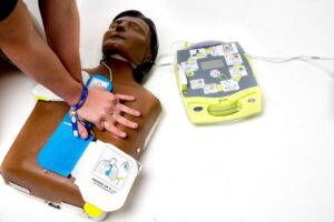 entrainement utilisation defibrillateur automatique 300x200 - FORMATION UTILISATION DEFIBRILLATEUR AU MAROC