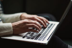 Faster  better  healthier   how to type the  right  way 300x200 - Audit sécurité au travail